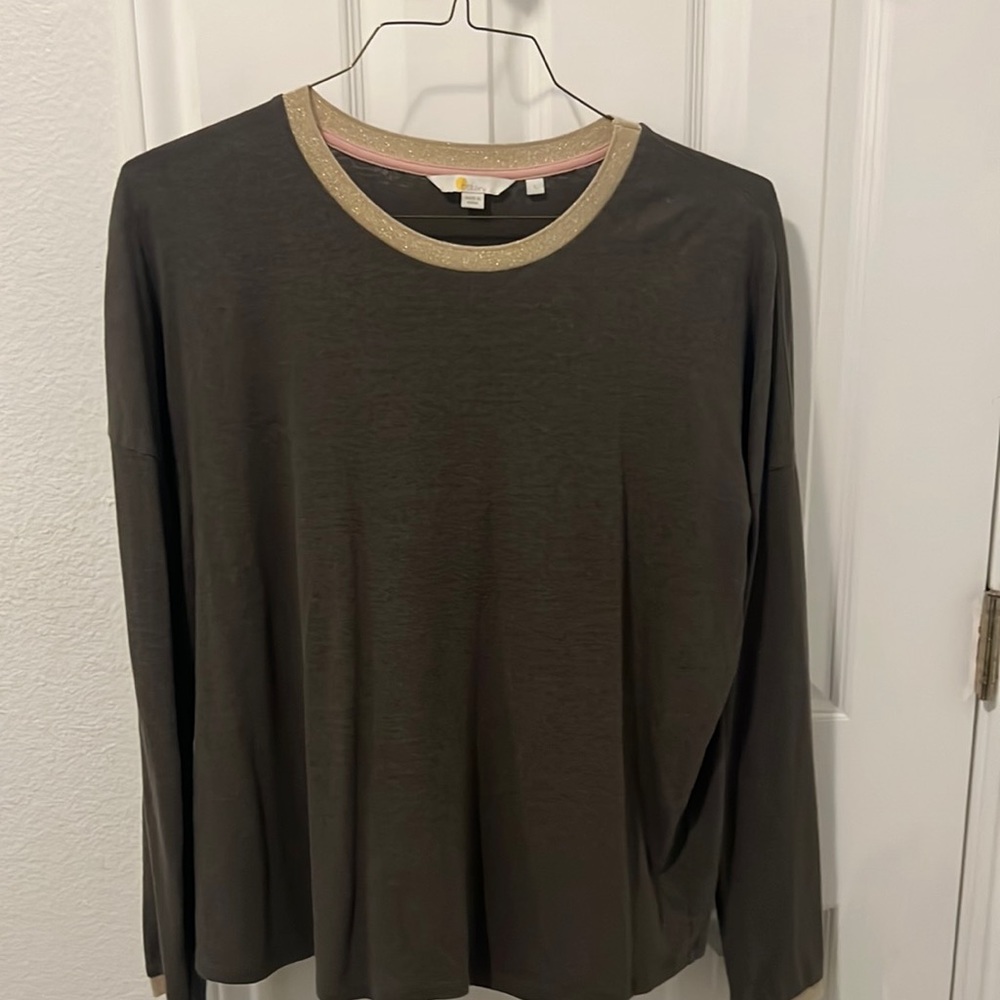 Fun Boden top with a bit of glimmer on collar and cuffs. Olive green worn twice